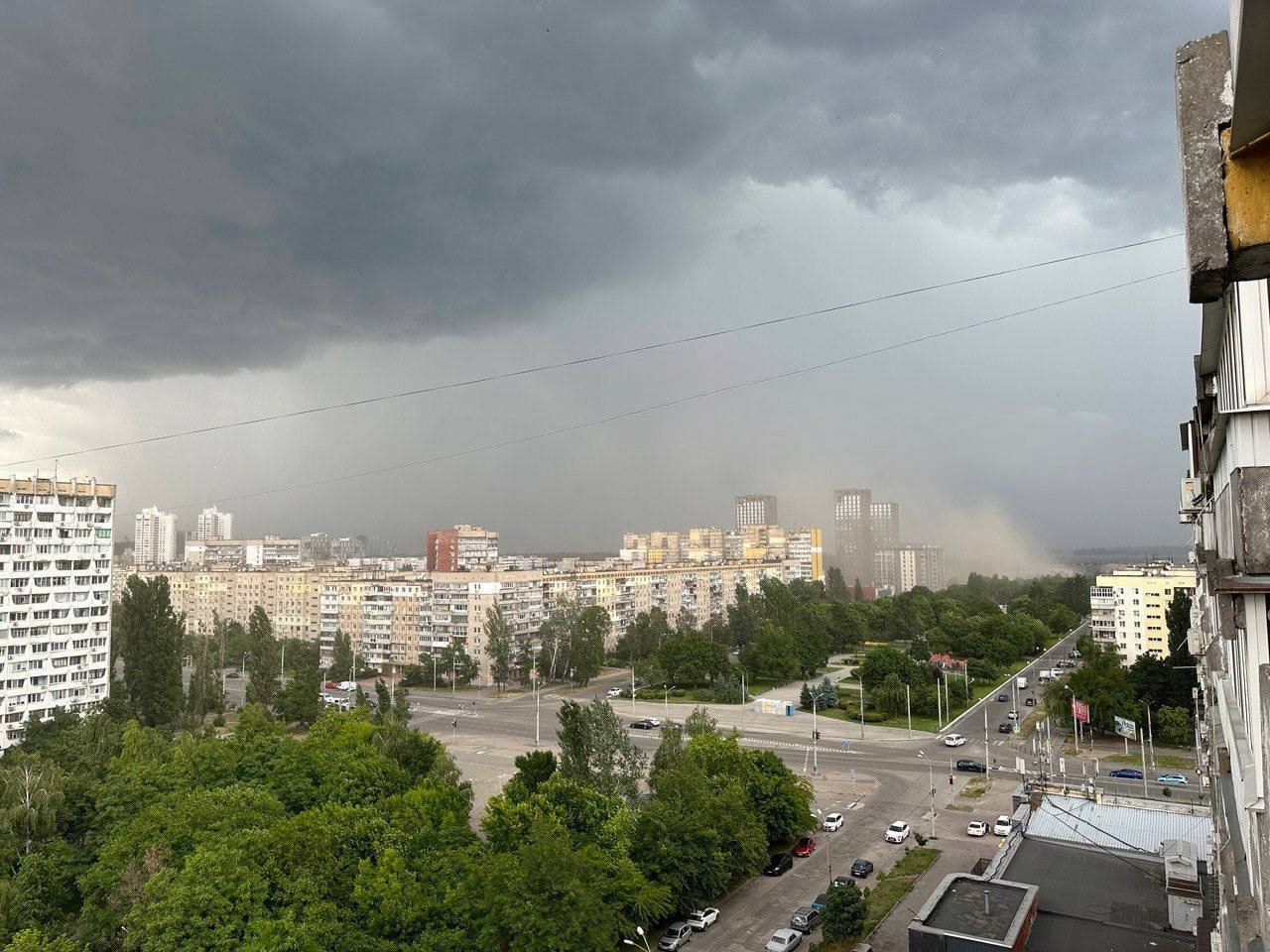Небо у Дніпрі перед зливою