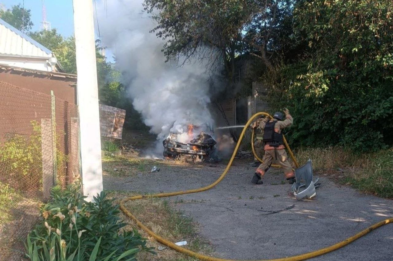 Рятувальники гасять пожежу після обстрілу