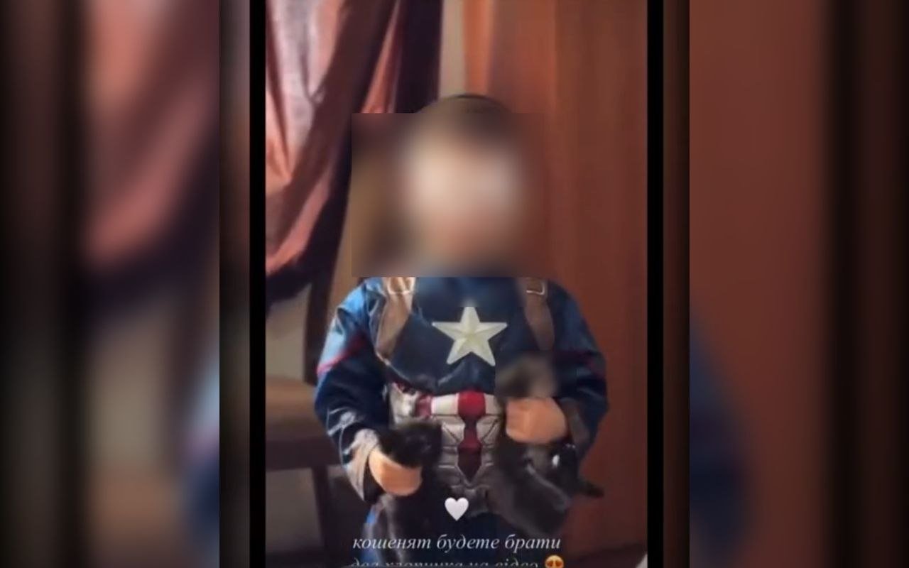 Син блогерки душив кошенят на відео, яке зняла жінка