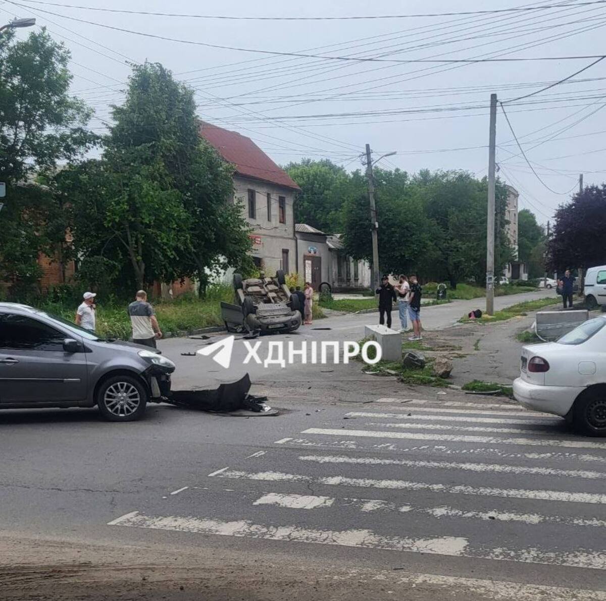 Серйозна ДТП у Дніпрі: автівка опинилася на даху