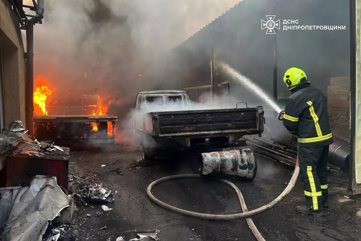 Горів склад і припарковані автівки: під Дніпром сталася масштабна пожежа