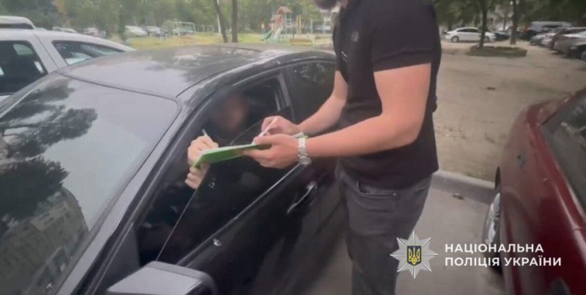 В Днепре мужчина использовал форму полицейского для развлекательных видео в соцсетях.