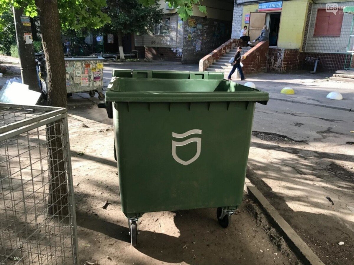 У Дніпрі комунальник впав у бетонну шахту після удару баком