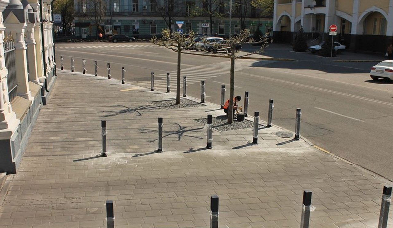 Дніпро витратить 1,3 млн грн на встановлення 200 антипаркувальних стовпчиків