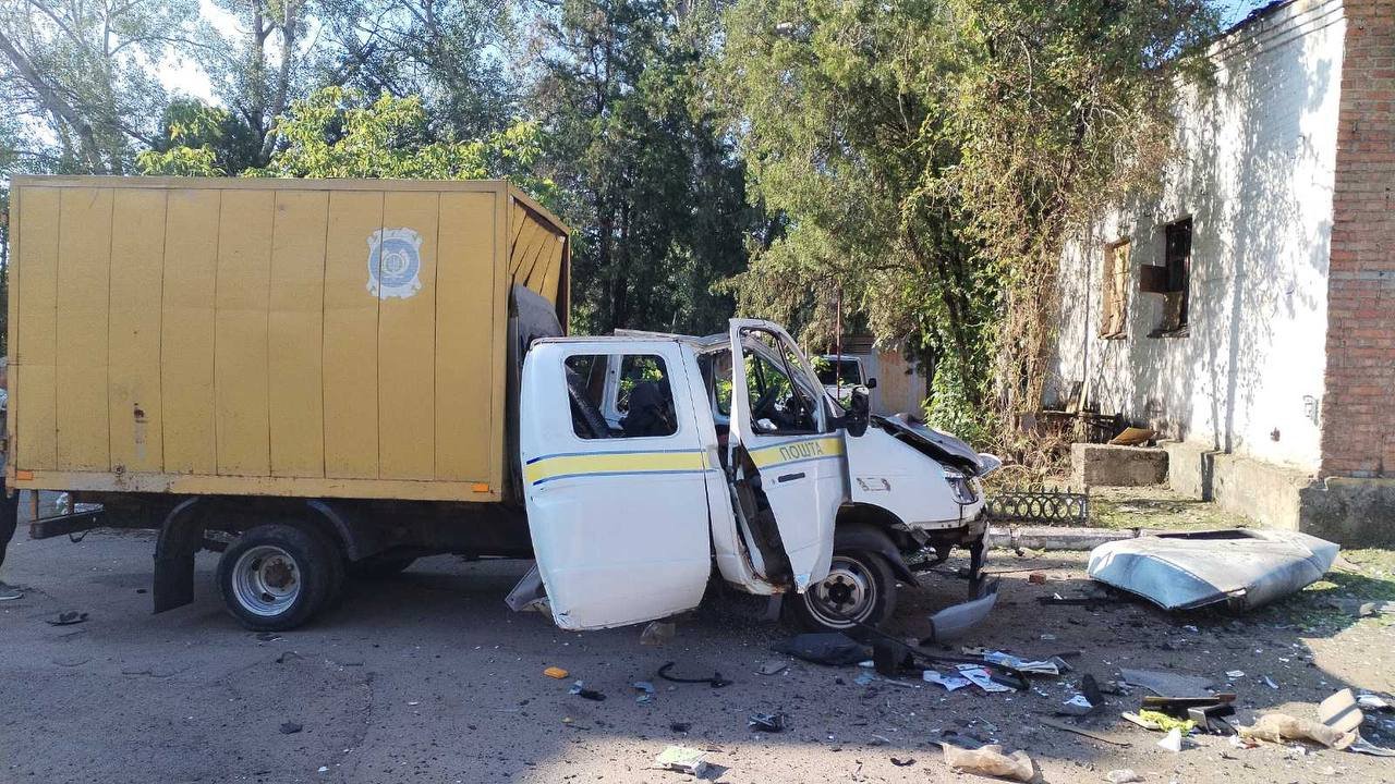 Росіяни знищили два автомобілі Укрпошти на Нікопольщині: роботу відділень призупинено
