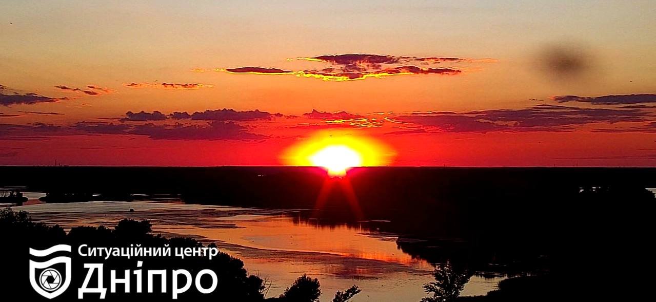 Цветовая палитра после жары: появилось фото удивительного вечернего неба в Днепре
