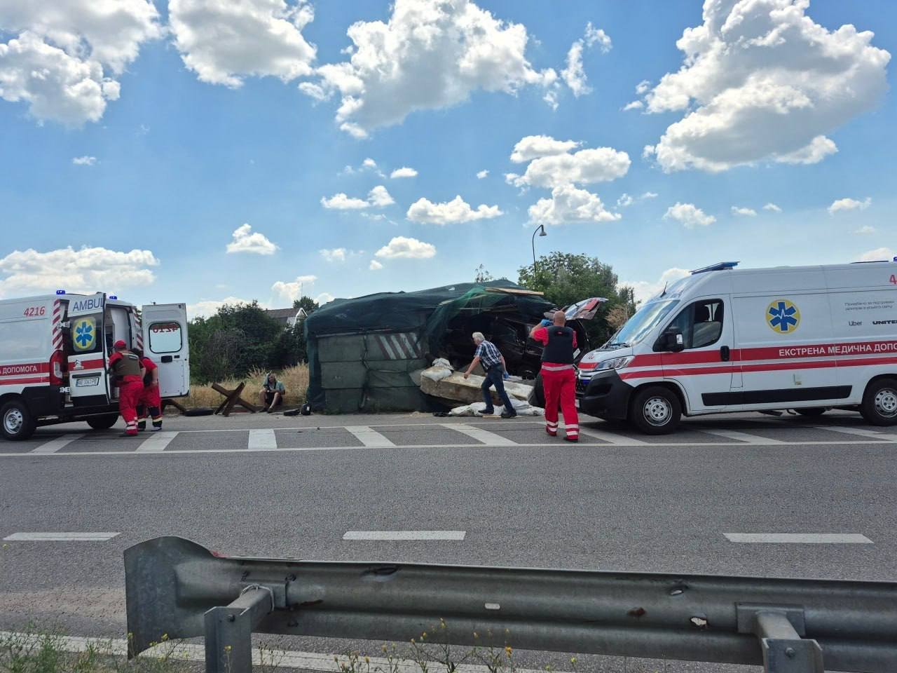 Заснул во время движения: в Никополе легковушка влетела в блокпост
