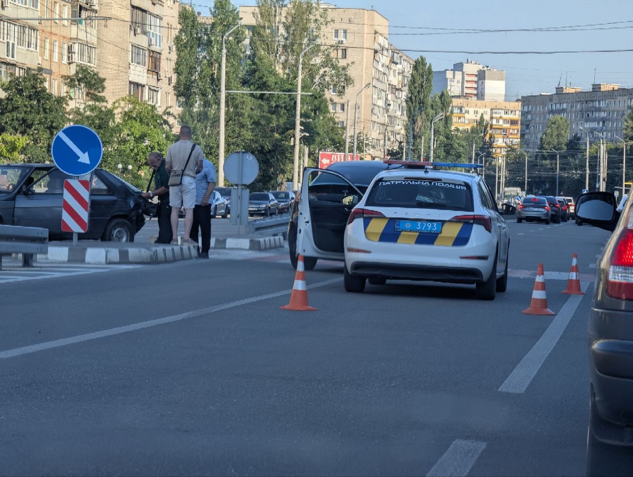 На проспекті Героїв у Дніпрі авто після ДТП занесло на розділювальний острівець