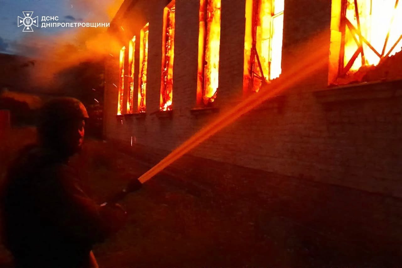 Дві людини постраждали, палали АЗС: рятувальники показали наслідки ударів по Дніпропетровщині