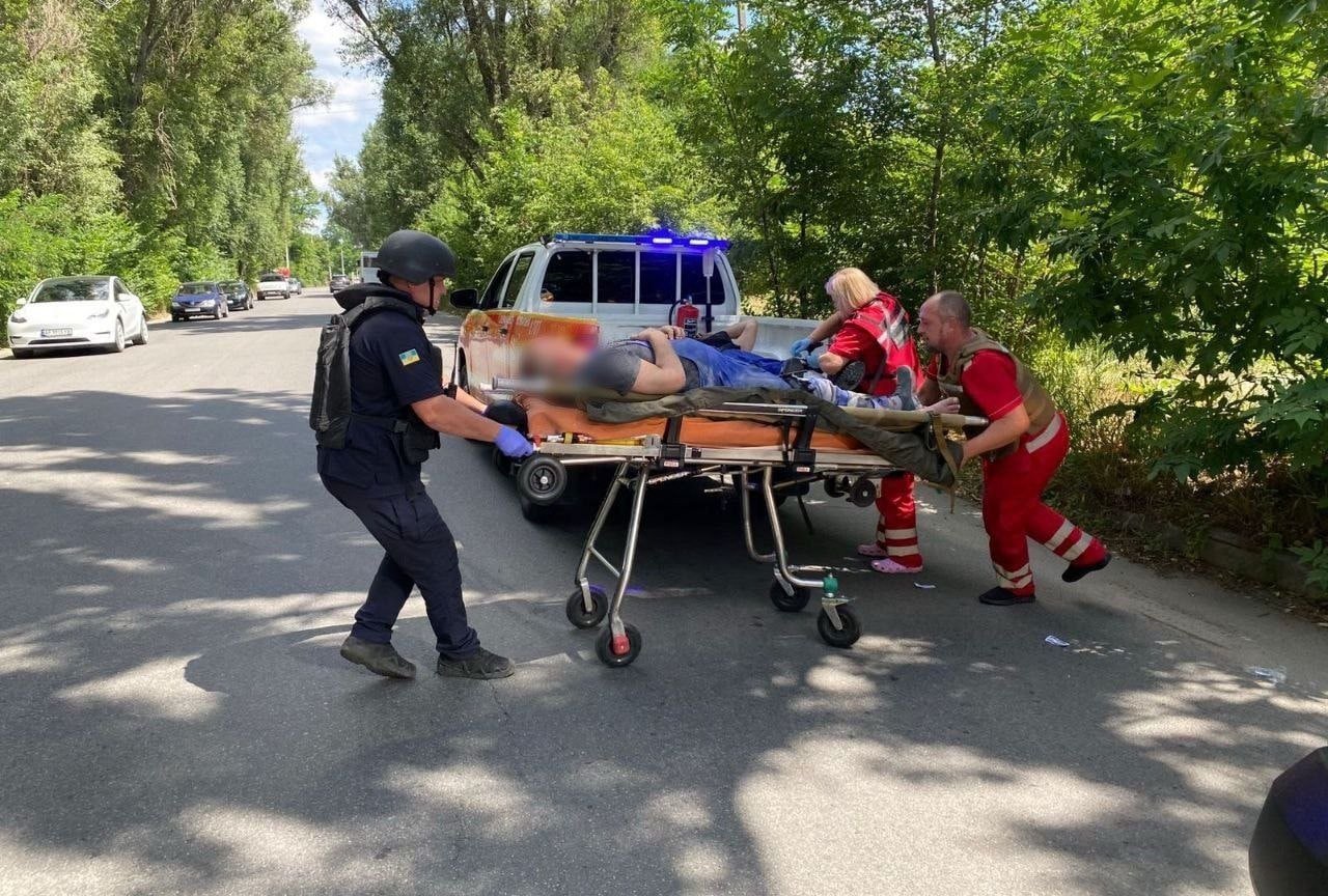 Медики спасают раненых из-за ракетной атаки в Днепре