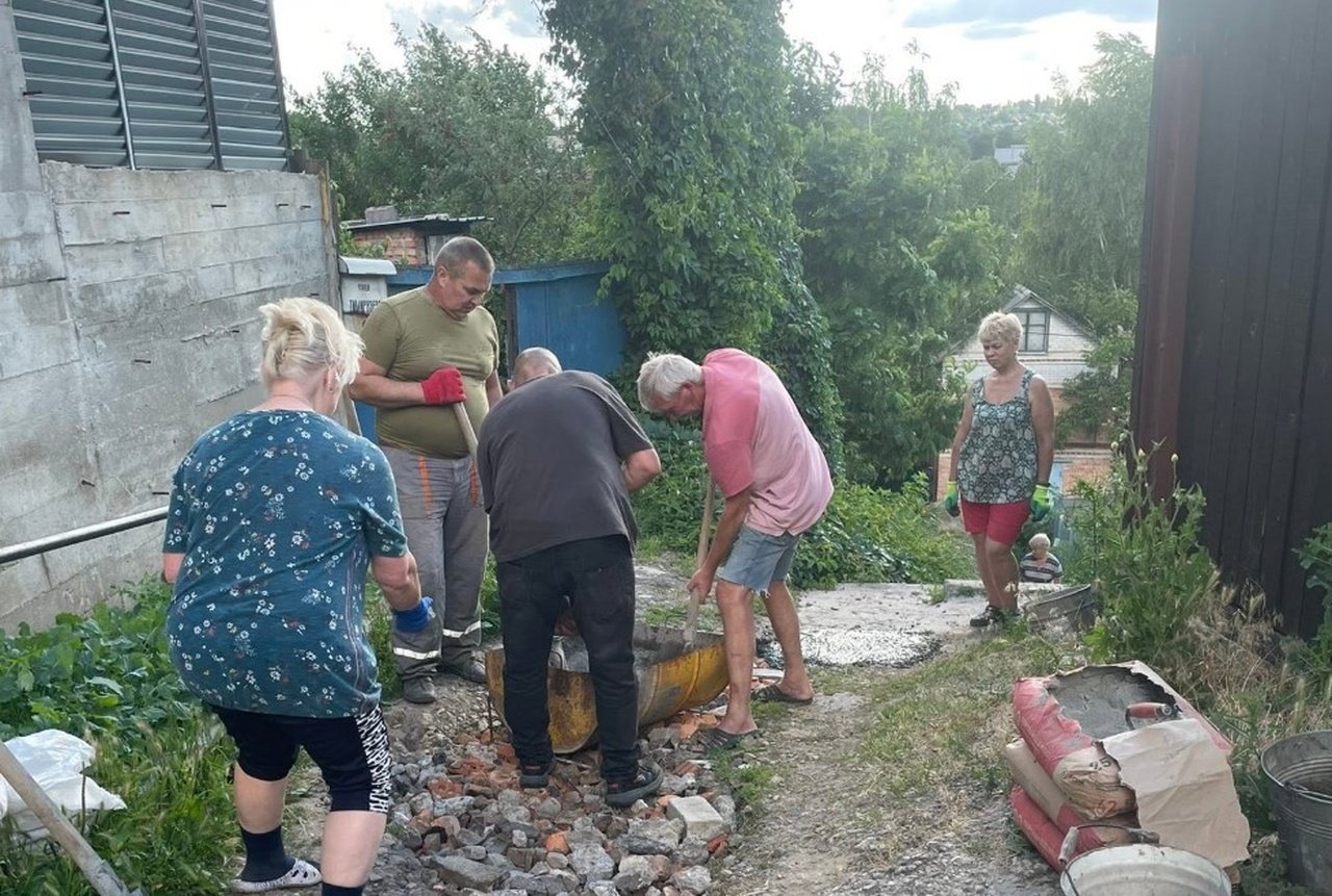 Дніпряни зібралися і самотужки виконали ямковий ремонт