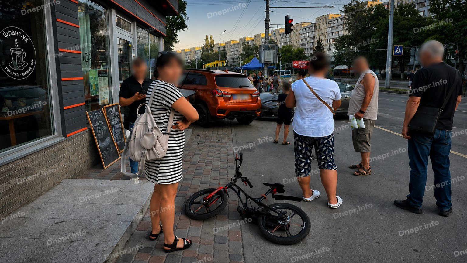 Автомобиль врезался в генератор, стоявший у кафе