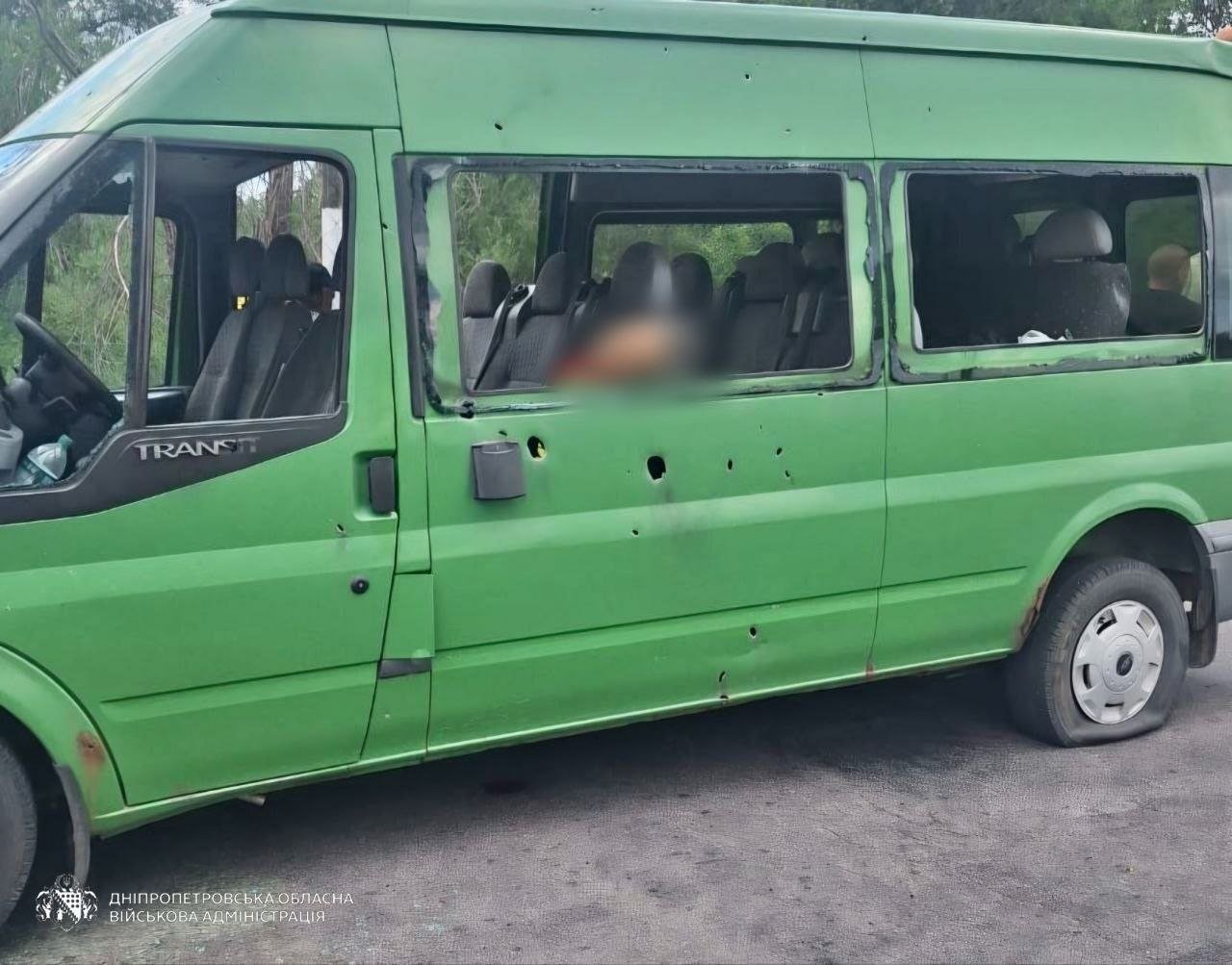 Атака на пассажирский автобус в Никополе: медики спасают тяжелораненых мужчину и женщину