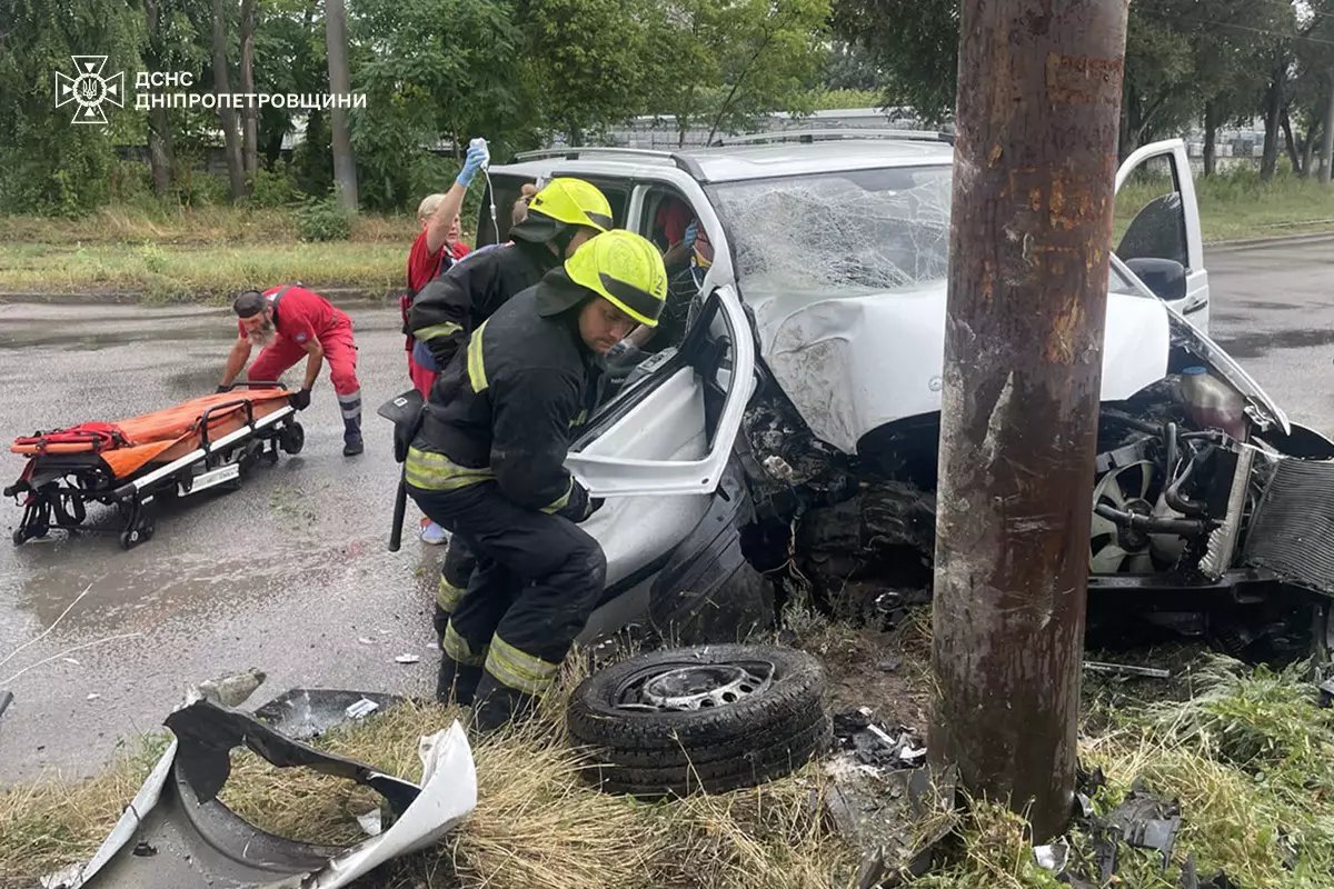 В Днепре 50-летний водитель Mercedes въехал в электросопротивление: его госпитализировали