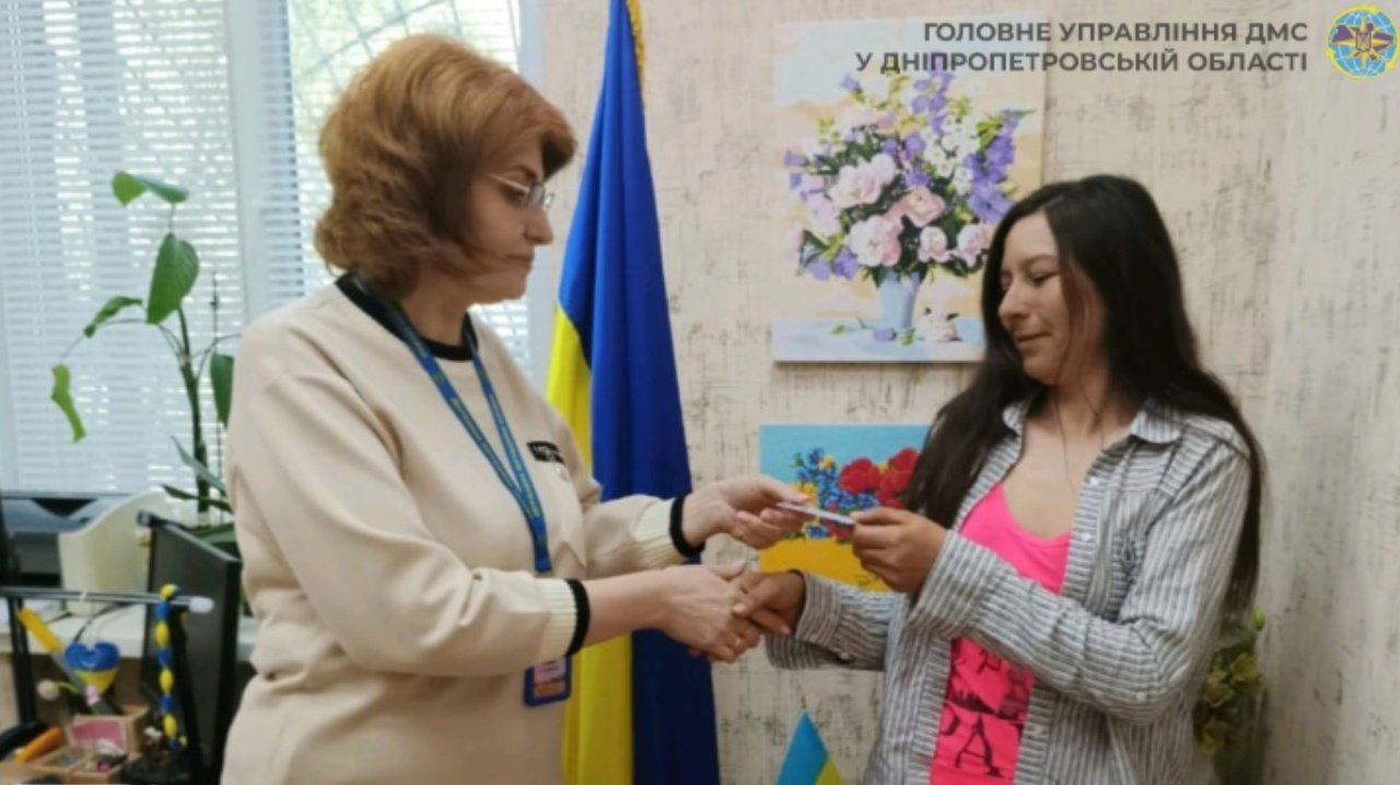 Жінка отримала паспорт