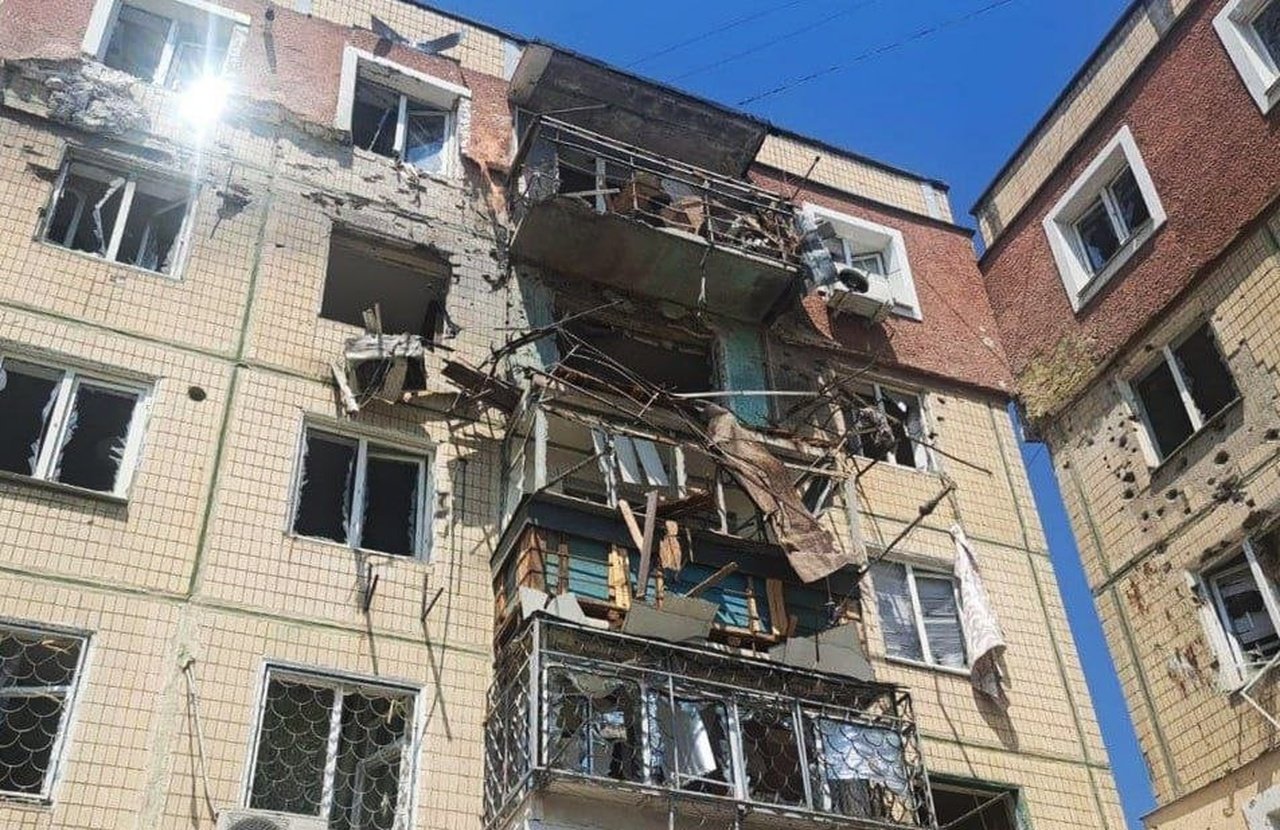 Поврежденный в результате обстрела дом на Днепропетровщине