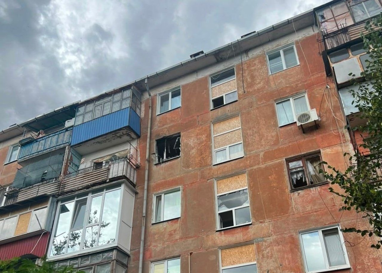 Росіяни вдарили по Дніпровському району: пошкоджені підприємства, є поранений