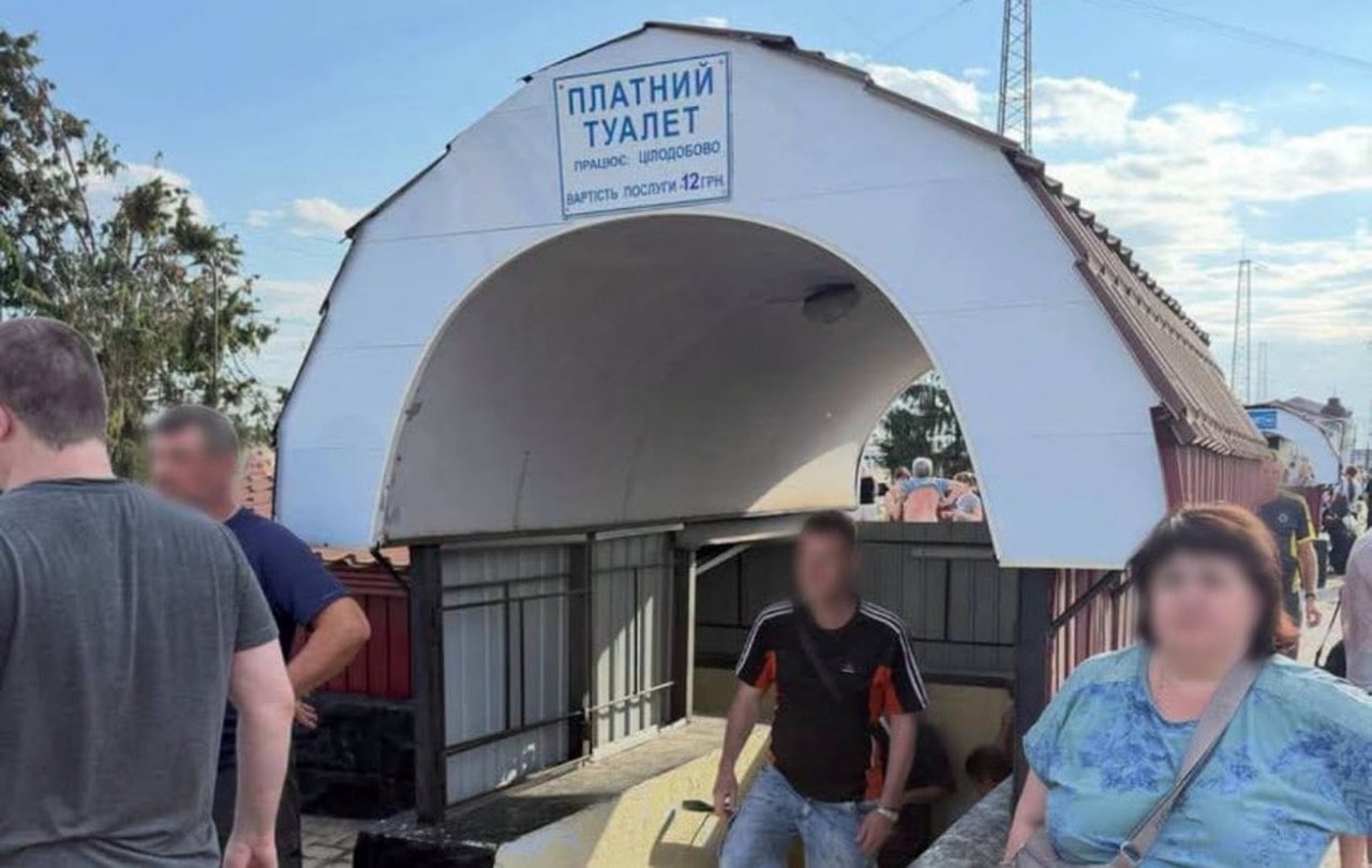 Туалет едва ли не единственное укрытие на станции Пятихатки