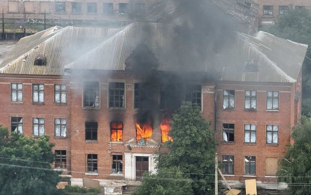 Палаючий після атаки будинок