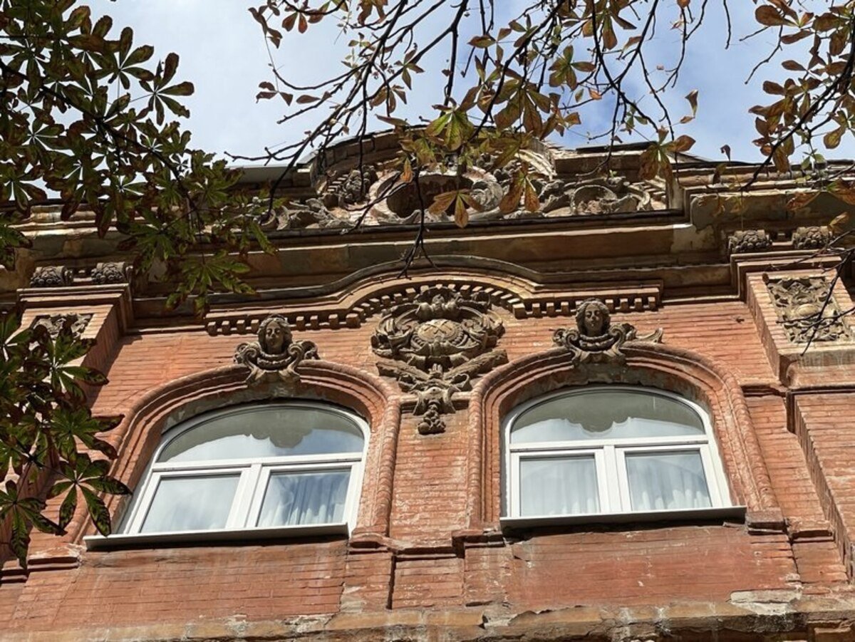 Тіні у вікнах і прокляті монети: які легенди приховує «Чортів дім» у Дніпрі