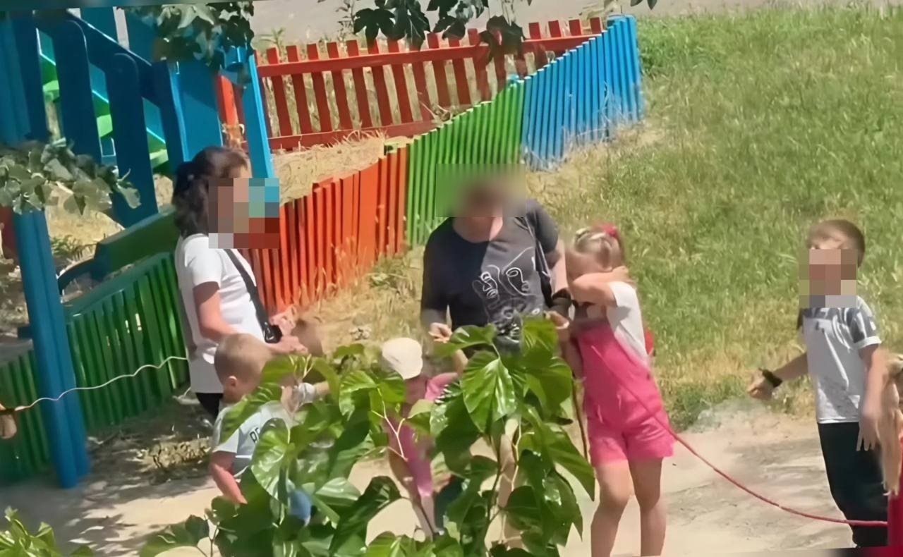 Вихователька нібито грубо смикала дітей