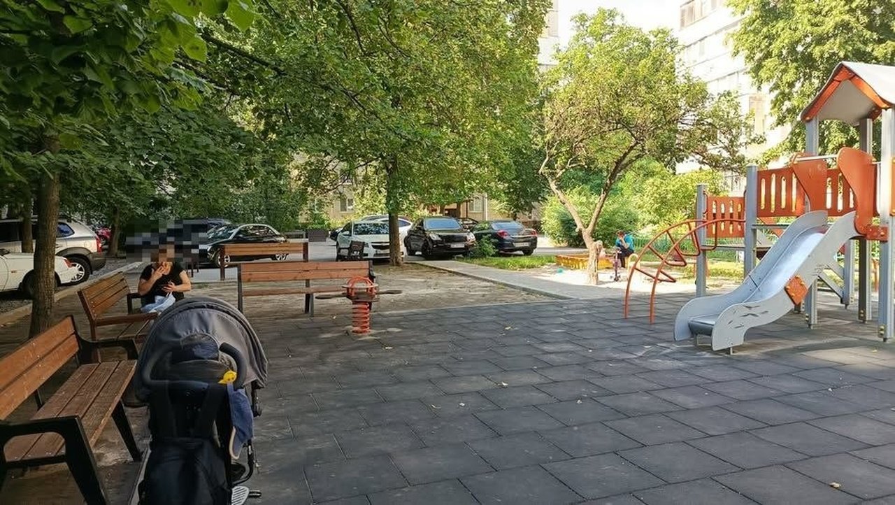 Дніпрянка поскаржилась на жінку, яка курила на дитячому майданчику