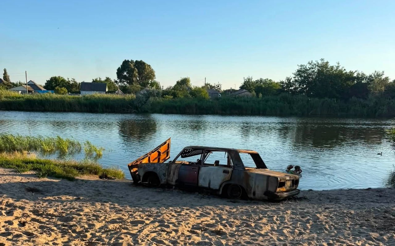 Спалене авто на березі озера Куряче