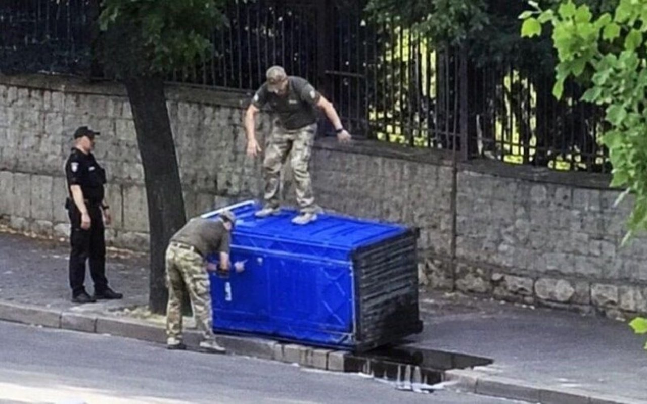 Фото з ТЦК, які нібито шукали "ухилянта" в біотуалеті, поширили в мережі