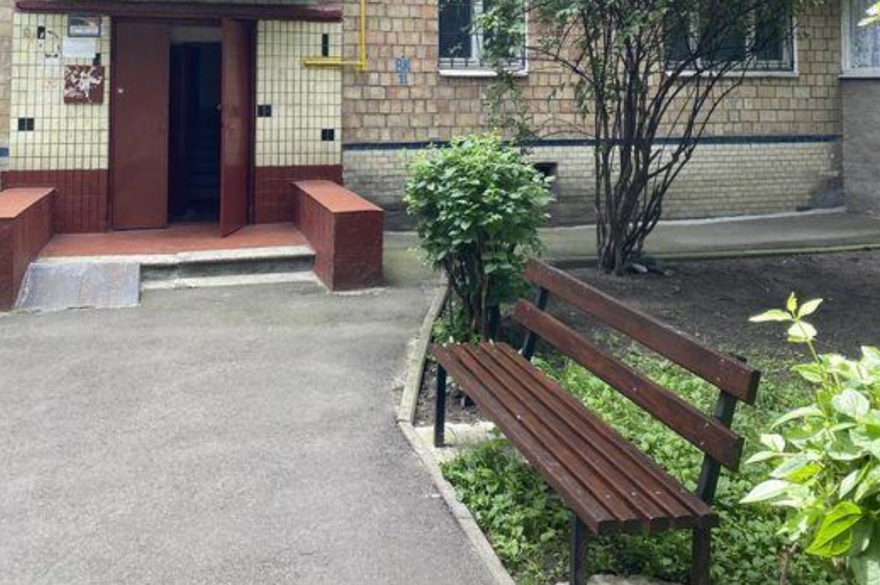 Лавка біля під'їзду
