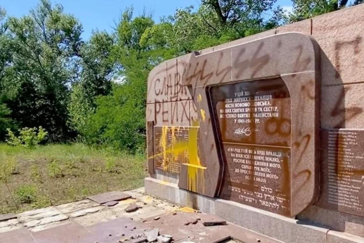 У місті Самар оголосили винагороду 50 тис грн за інформацію про вандалів, які осквернили меморіал