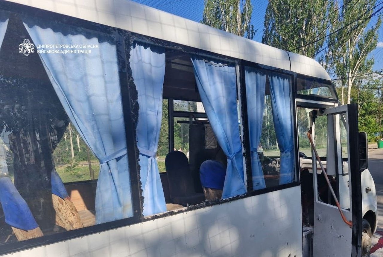У Дніпровському районі пошкоджено склад логістичної компанії, а в області 10 поранених через атаки
