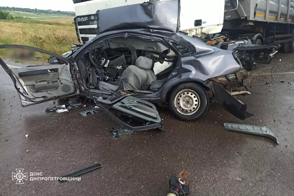 Жахлива аварія на Дніпропетровщині: молодий водій загинув у зіткненні з фурою