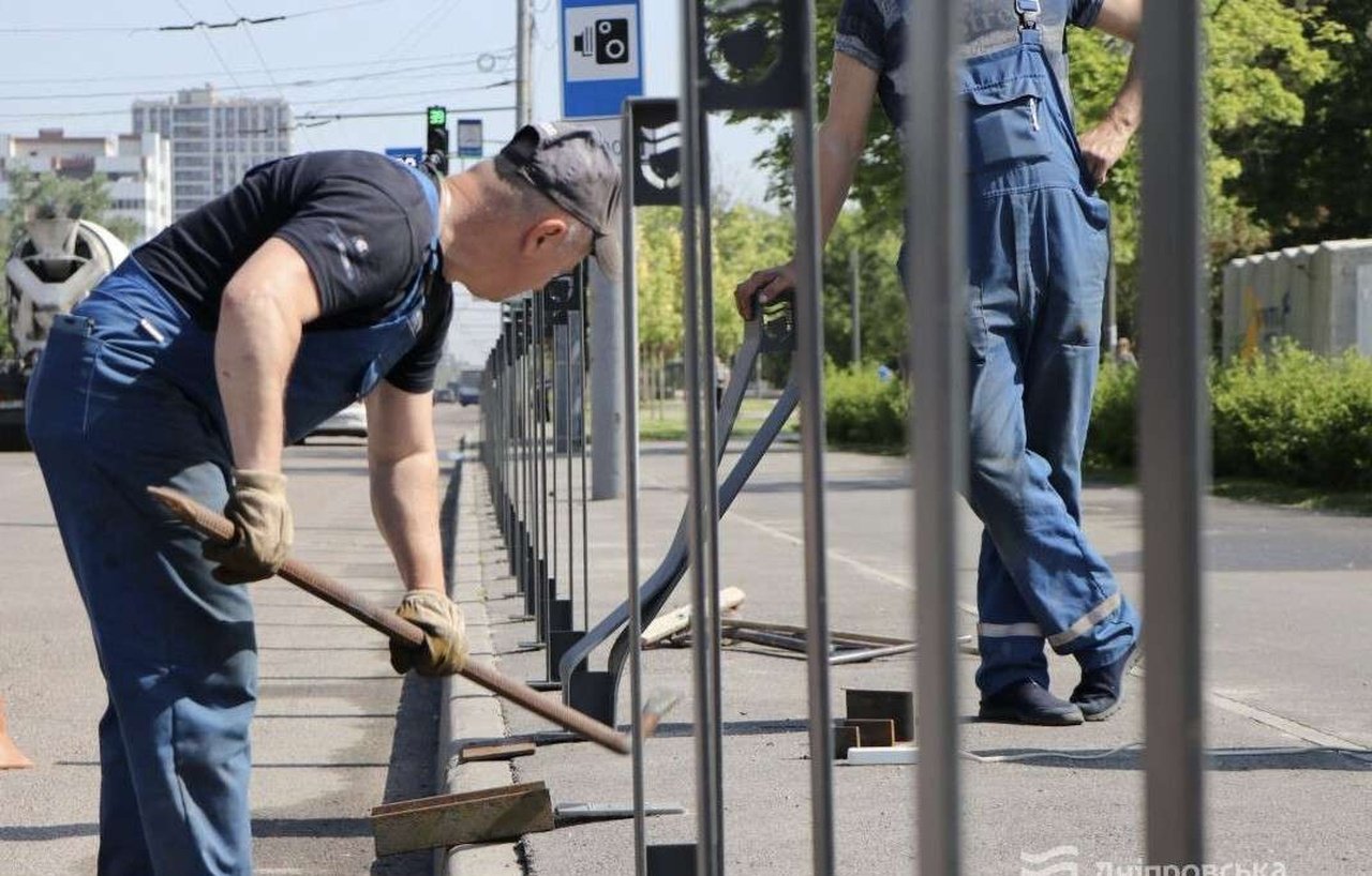 У Дніпрі встановлять 275 антипаркувальних стовпчиків за 1,44 млн грн