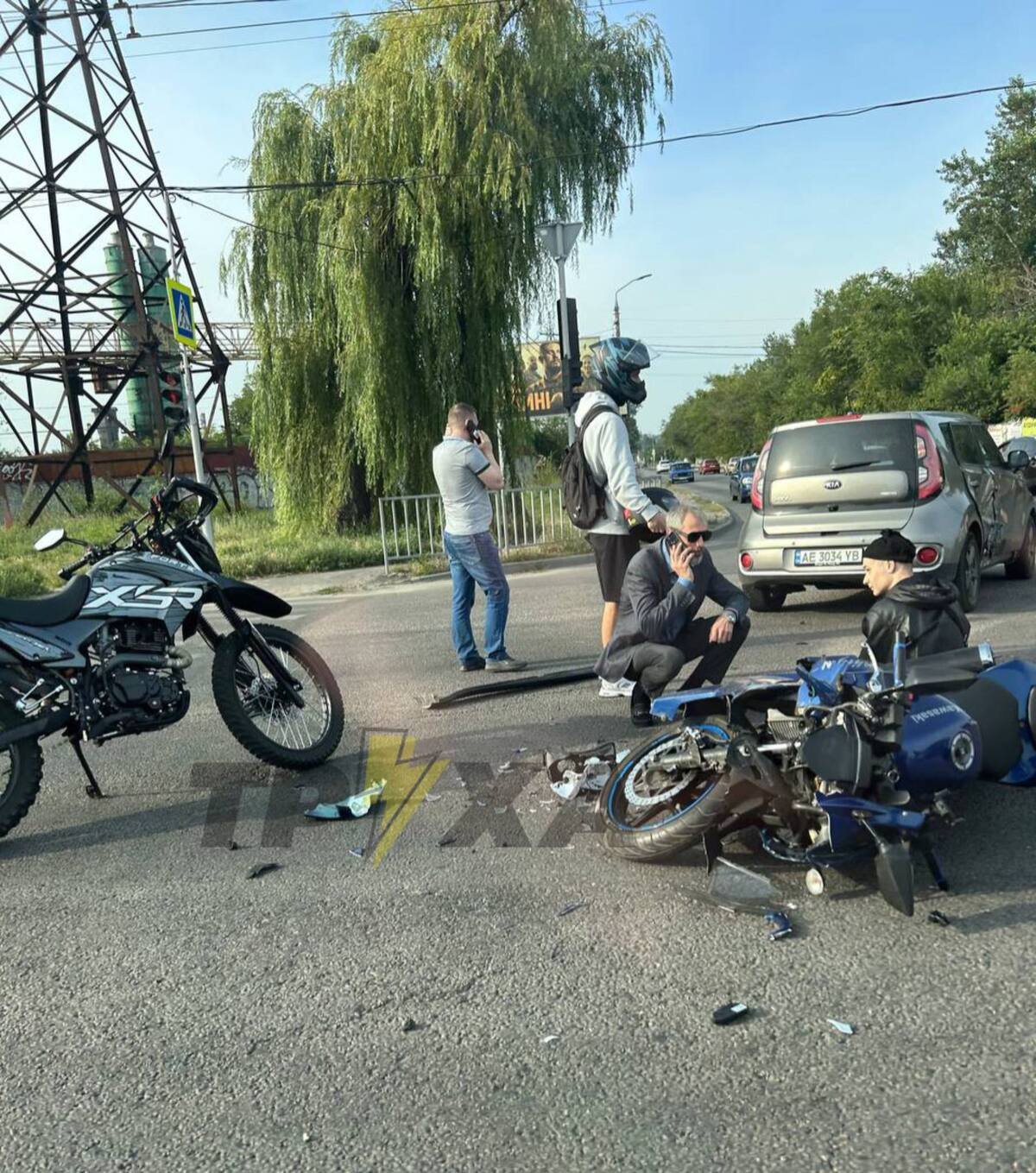 У Дніпрі на Набережній Заводській зіткнулися мотоцикл і легковик: рух ускладнено