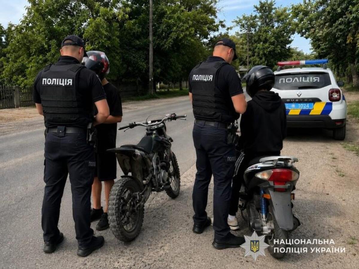 У Кам’янському районі батька оштрафували через 15-річного сина за кермом мотоцикла