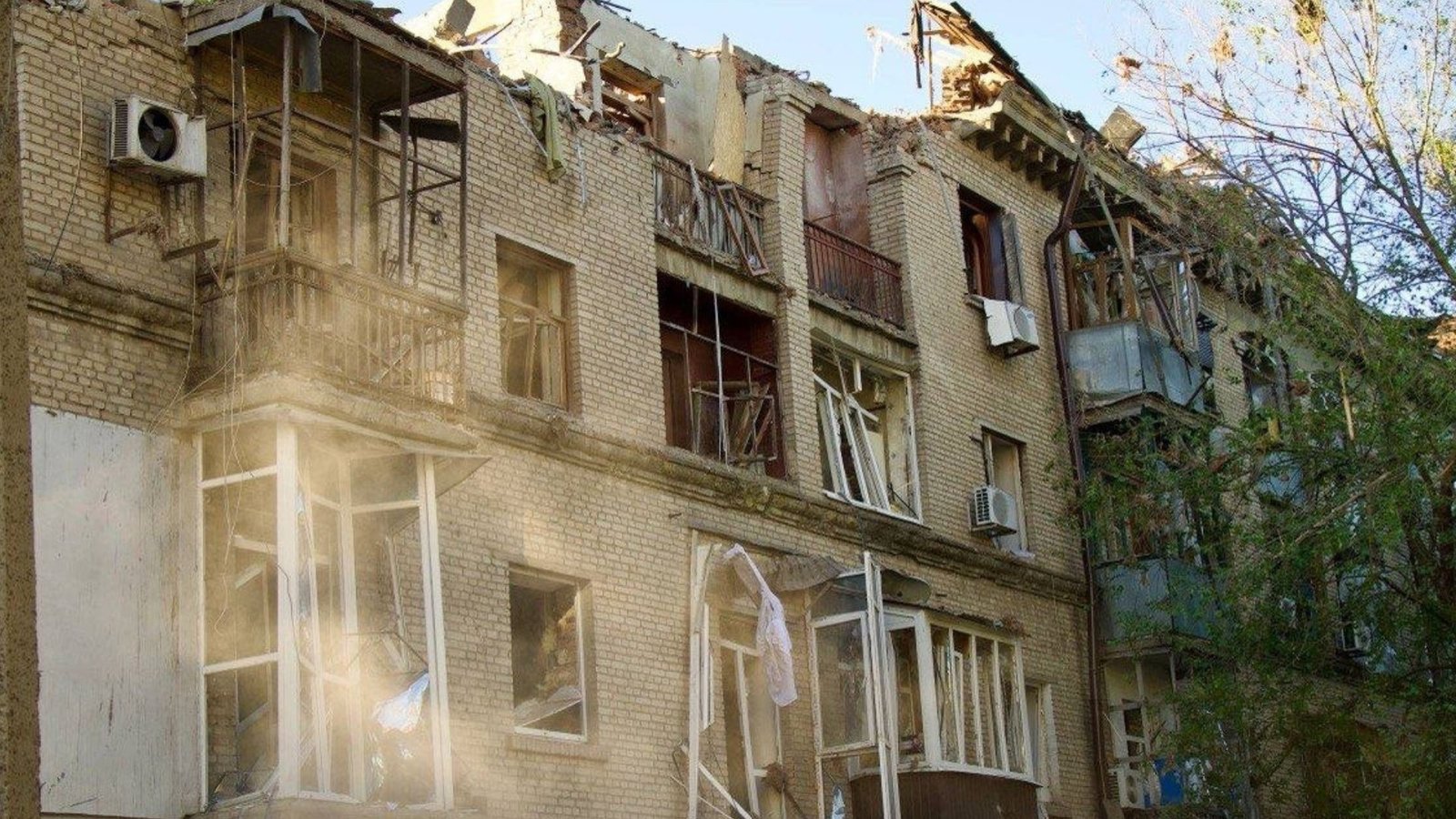 Пошкоджений через атаку будинок в Дніпрі
