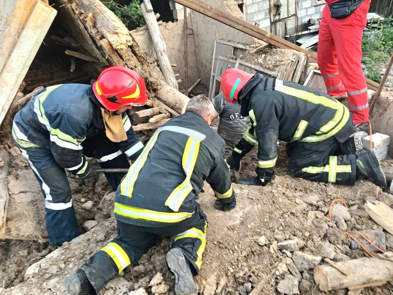 Рятувальники витягували чоловіка з-під завалів