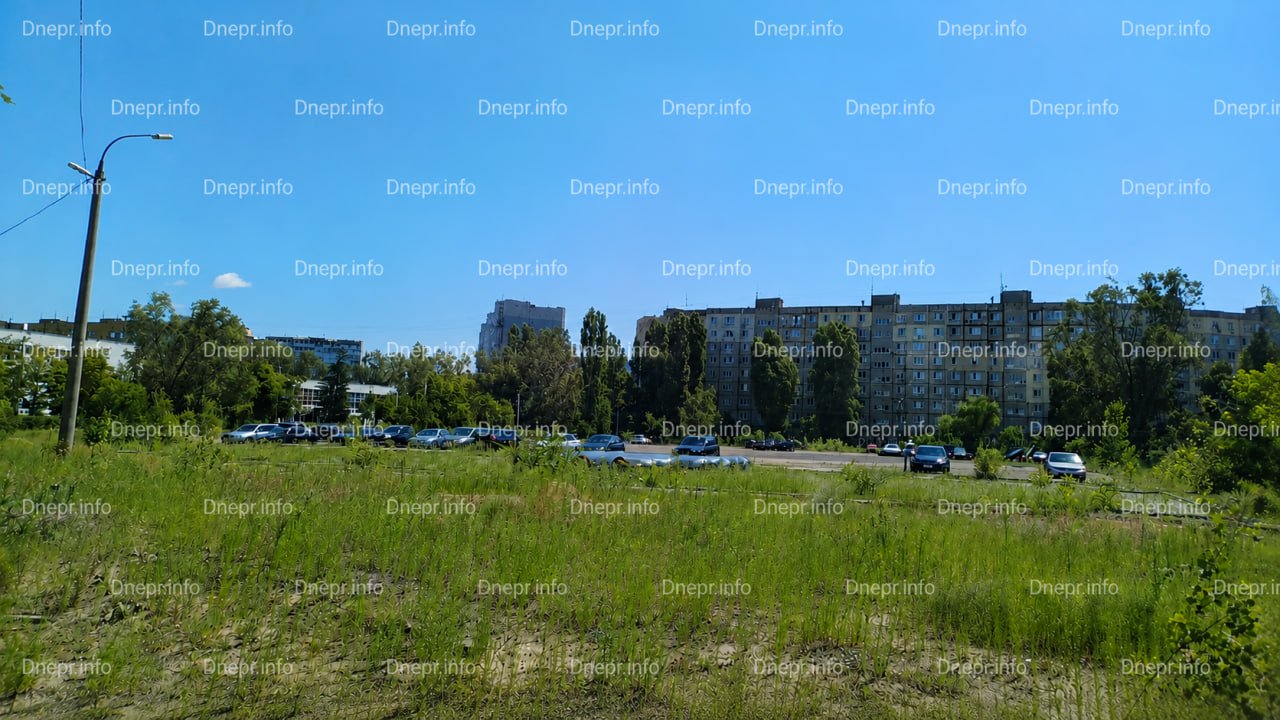 Автостоянка образовалась на стадионе в Днепре