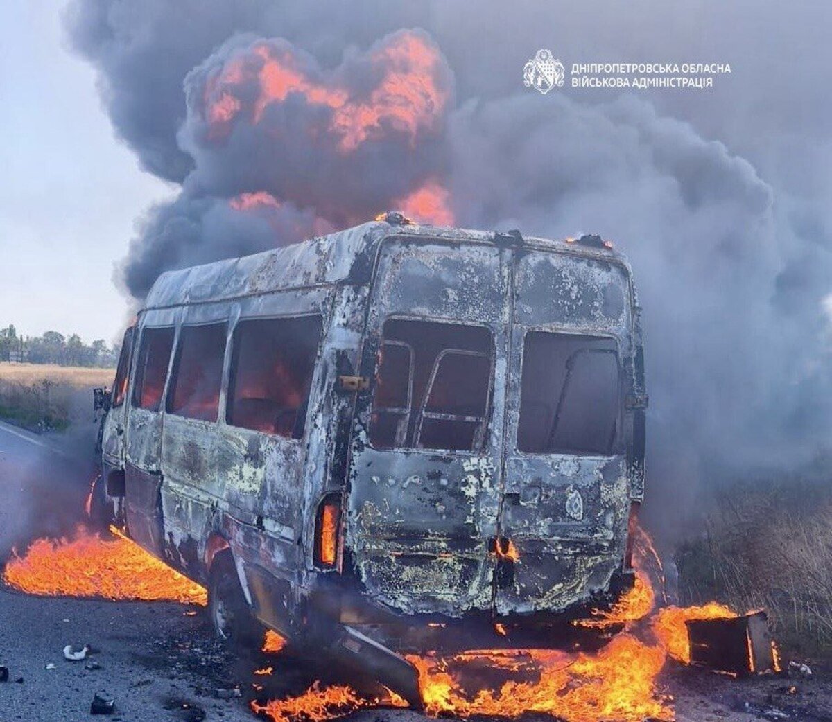 На Нікопольщині ворог атакував рейсовий мікроавтобус: є поранені, серед них 16-річний хлопець