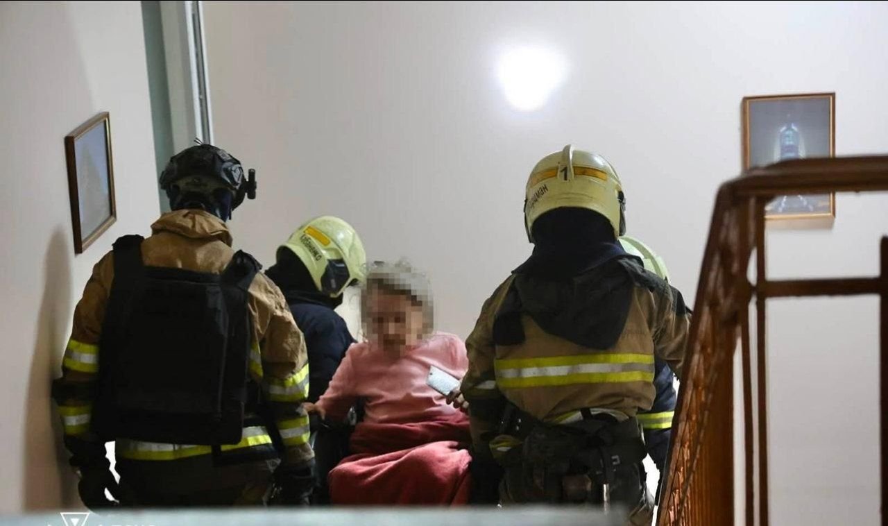 Рятувальники виводять людей у Дніпрі 