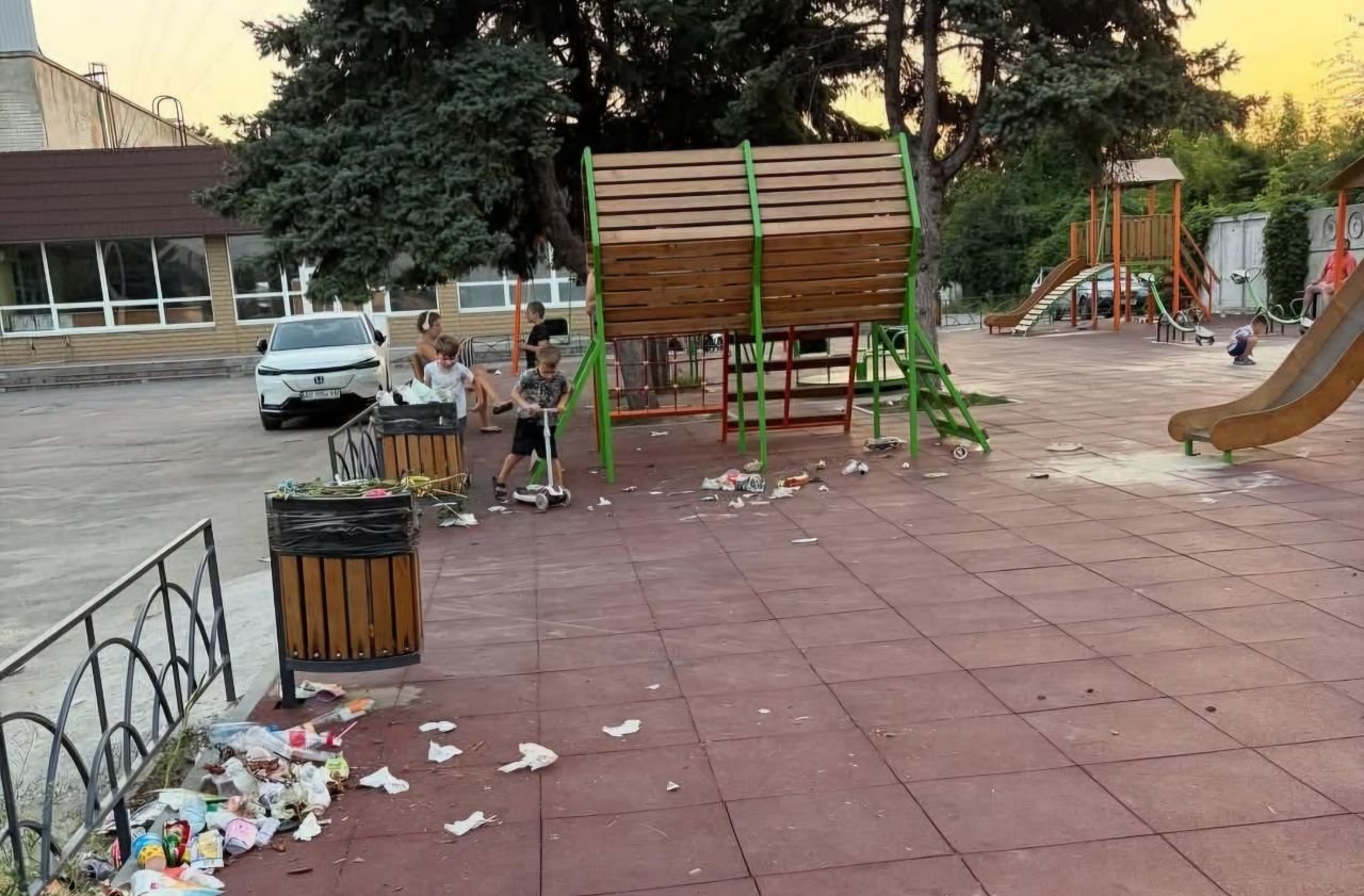 Бутылки, окурки и обертки: детскую площадку в Таромском завалили мусором