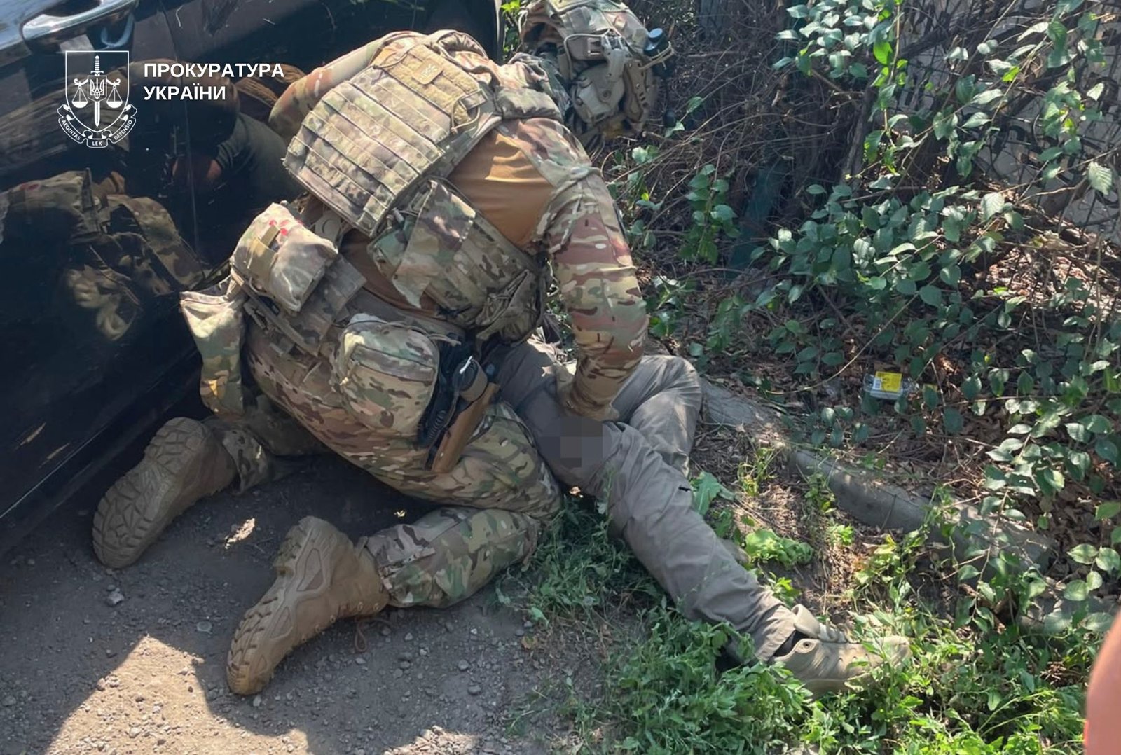 На Дніпропетровщині троє чоловіків за гроші організували вивезення військового з частини