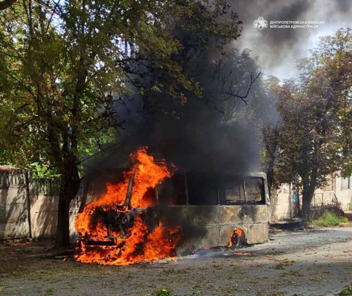 У Нікополі через ворожий удар згорів рейсовий автобус: загинув водій, є поранений