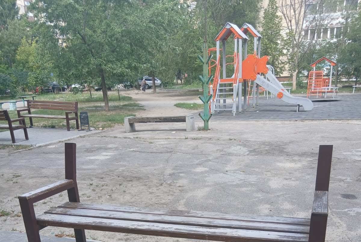 Откручивают болты, а затем исчезают доски: на Победе в Днепре "целенаправленно" уничтожают лавочки