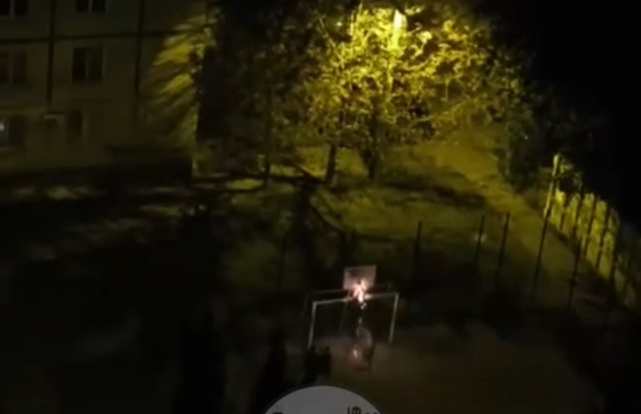 Житель Днепра отпилил болгаркой кольцо для баскетбола на площадке, где играют дети