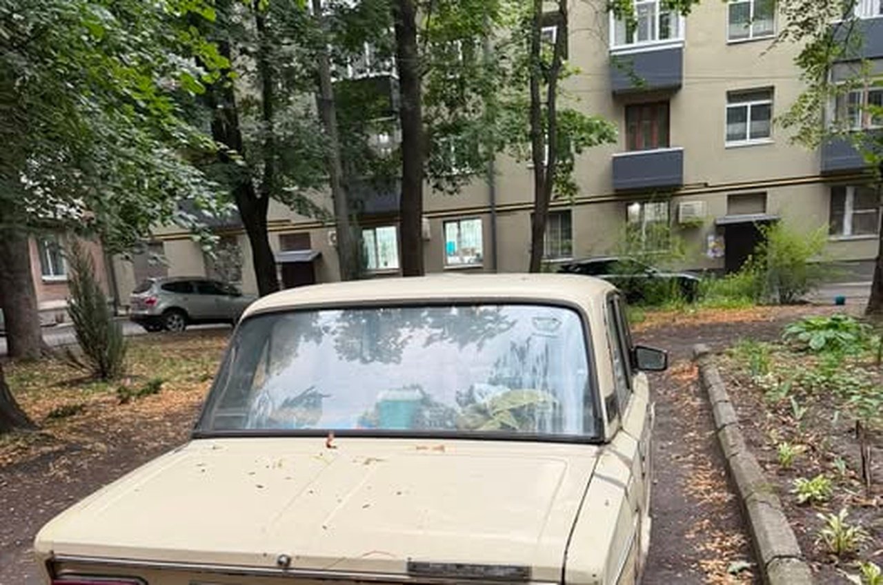 Машину залишили посеред двору