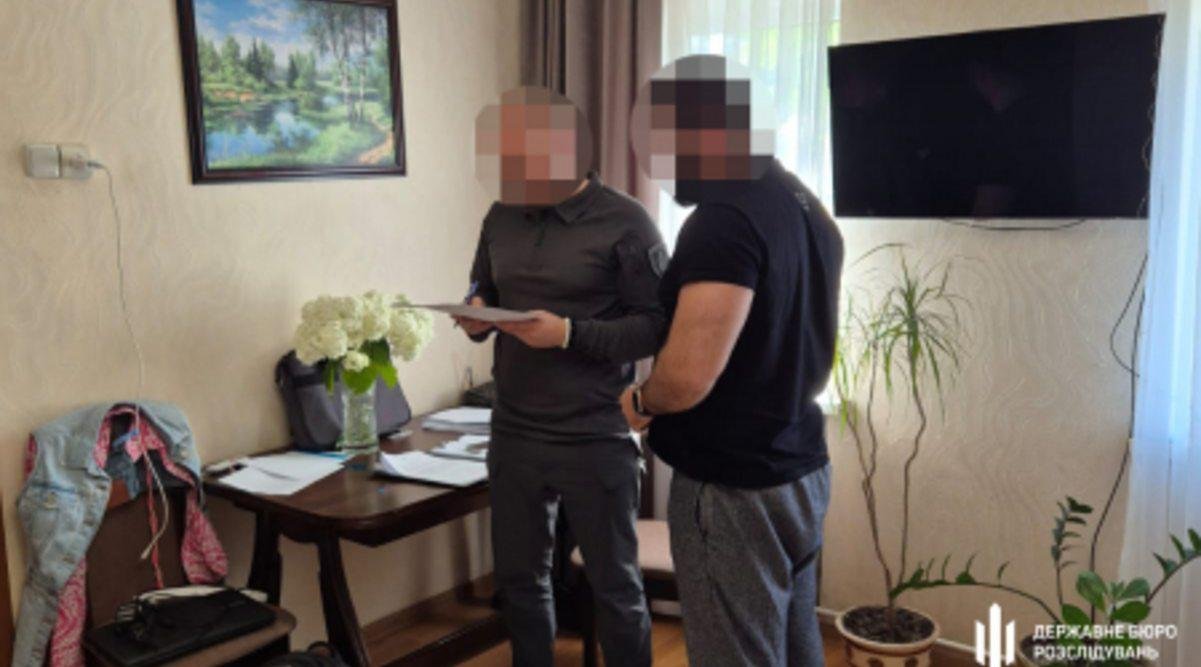 Збирав "данину" з підлеглих: на Дніпропетровщині затримали начальника поліції охорони