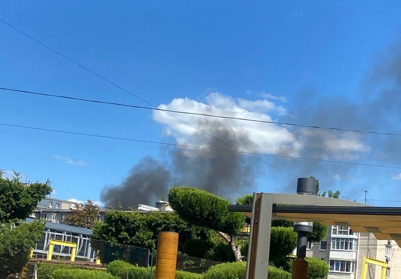 Дим видніється над лівим берегом