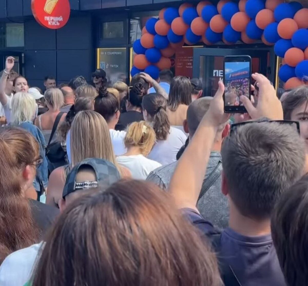 В Днепре на Победе выстроилась очередь у 300 человек: это связано с блоггером