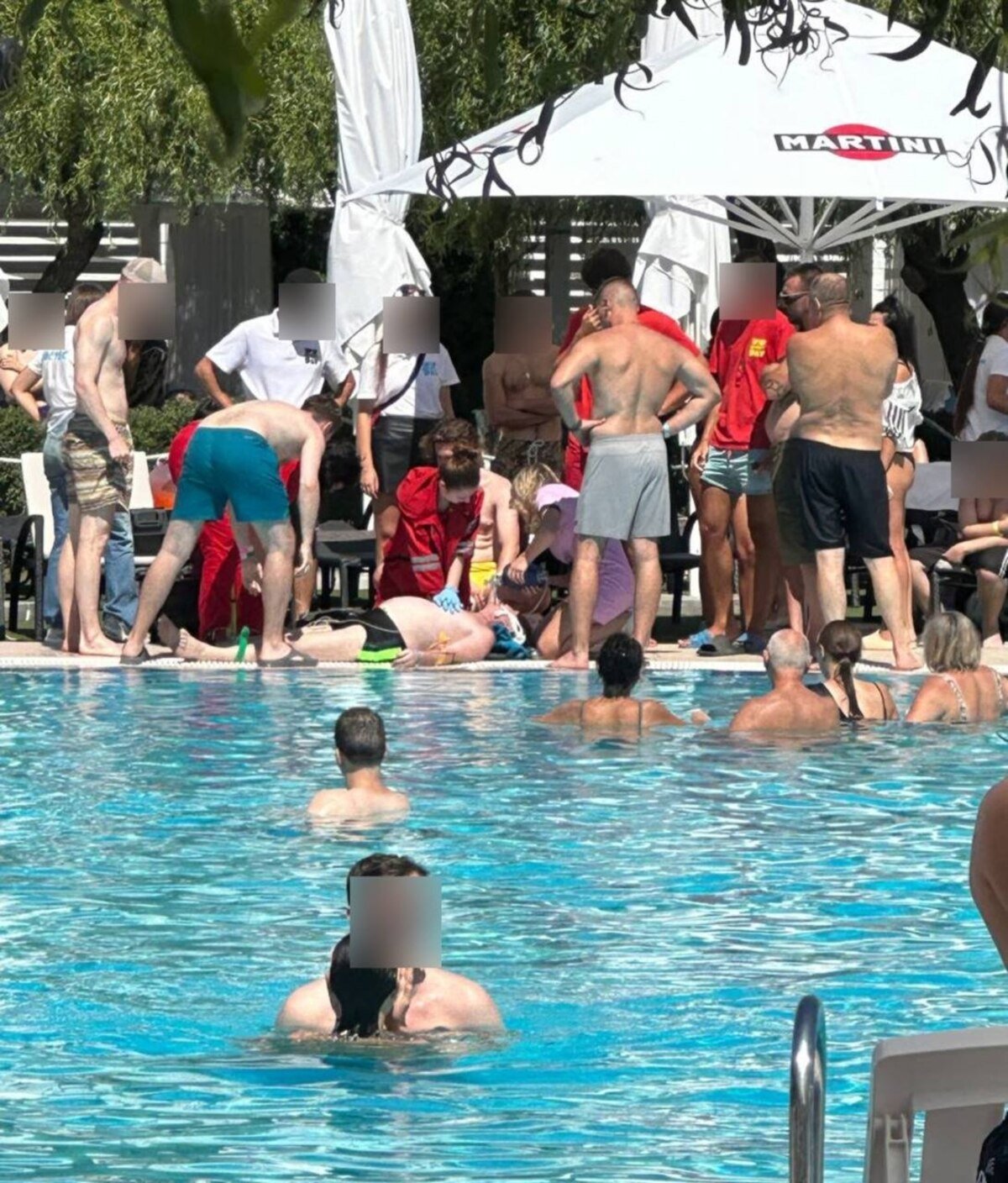 В Днепре в аквапарке медики пытаются спасти мужчину